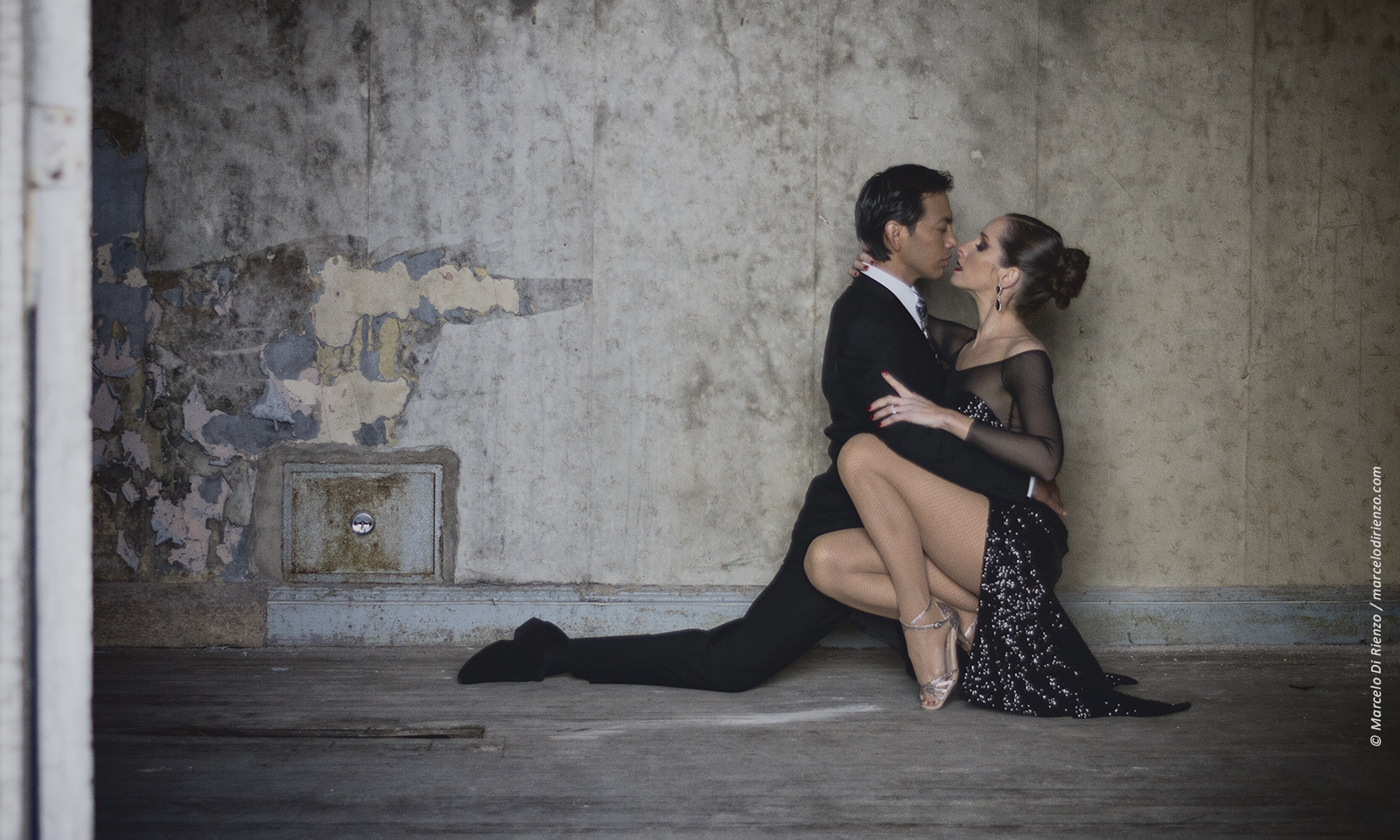 David & Kim posing in a Buenos Aires building