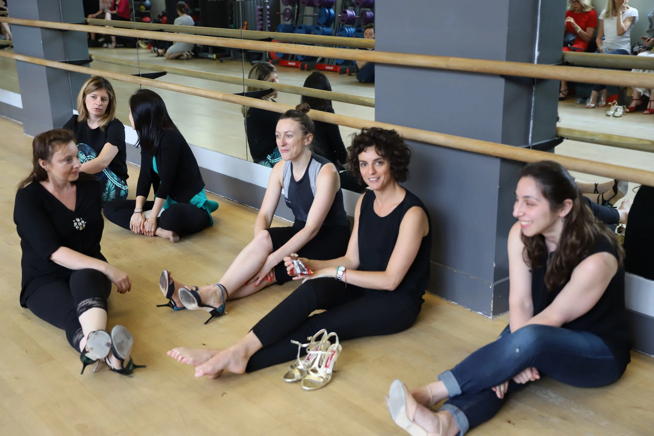 tango classmates resting during class